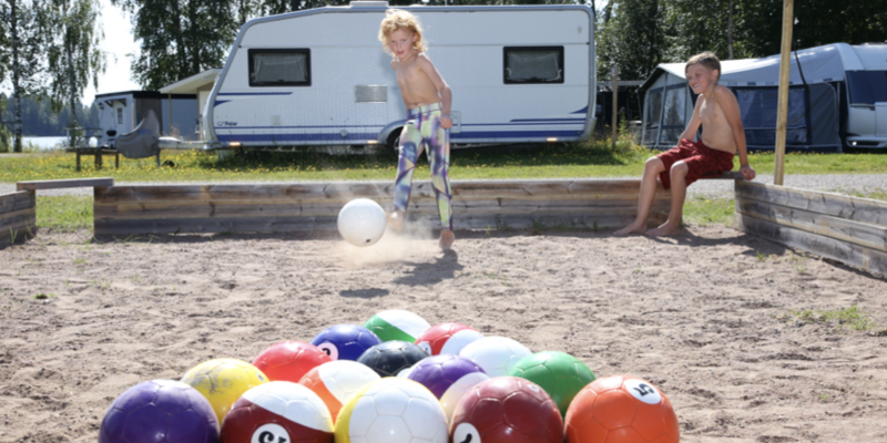 Fotbollsbiljard p Bjurss Berg & Sj. Campingsommar i Dalarna