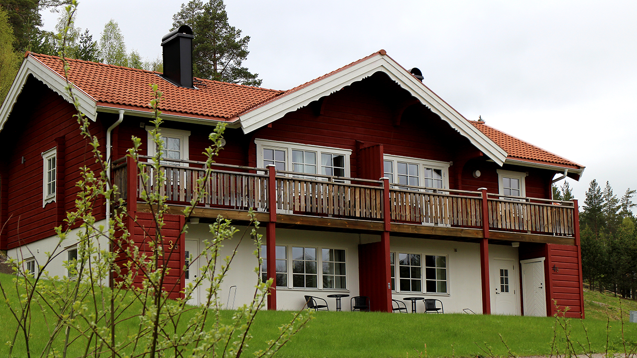 Carl von Linné stuga hos Bjursås Berg & Sjö. Mysig röd stuga med vita knutar i Dalarna. 